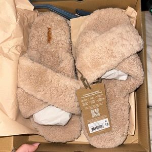 Olukai Hila Heu slipper tan. Size 10, brand new, never worn.